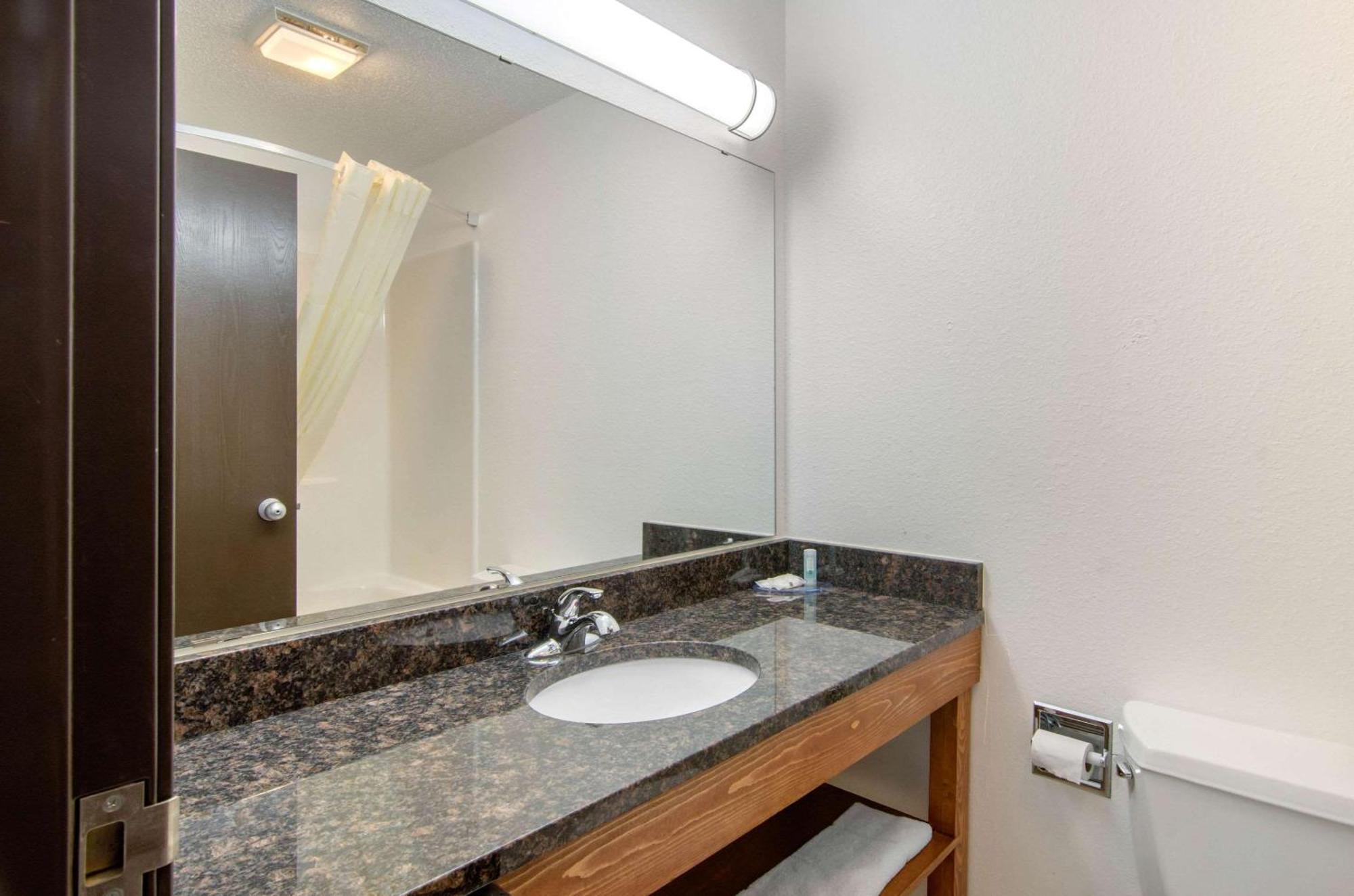 Quality Inn Russell Extérieur photo